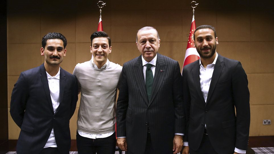 «Πυρ και μανία» οι Γερμανοί με ποδοσφαιριστές τουρκικής καταγωγής - Φωτογραφία 1