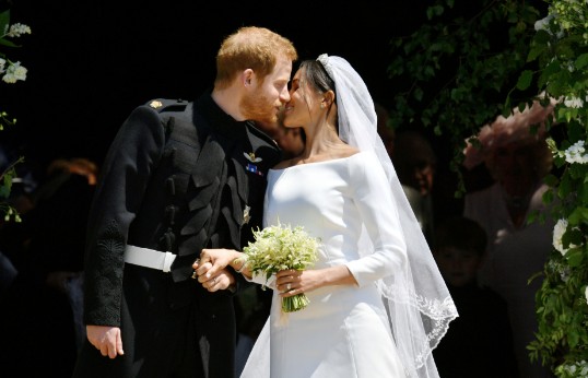 Χάρι και Μέγκαν: Η κολλητή της Μέγκαν εντυπωσίασε με την υπέροχη σιλουέτα και το κομψό royal blue φόρεμα στον γάμο [photo] - Φωτογραφία 3