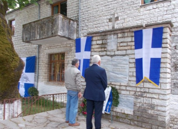 ΠΡΟΚΑΛΟΥΝ: Αλβανοί εθνικιστές κατέβασαν και έσκισαν ελληνική σημαία - Τα Ελληνικά κουρέλια ποτέ δεν θα υψωθούν στην Αλβανία! [photos] - Φωτογραφία 5