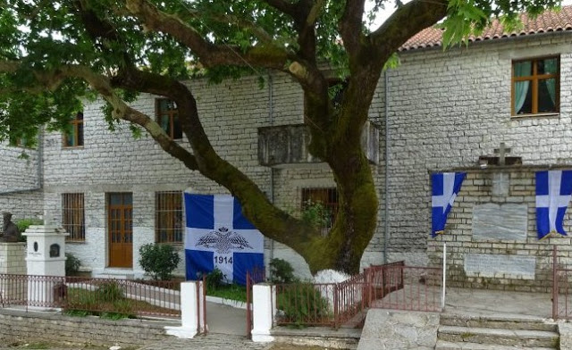 ΠΡΟΚΑΛΟΥΝ: Αλβανοί εθνικιστές κατέβασαν και έσκισαν ελληνική σημαία - Τα Ελληνικά κουρέλια ποτέ δεν θα υψωθούν στην Αλβανία! [photos] - Φωτογραφία 6