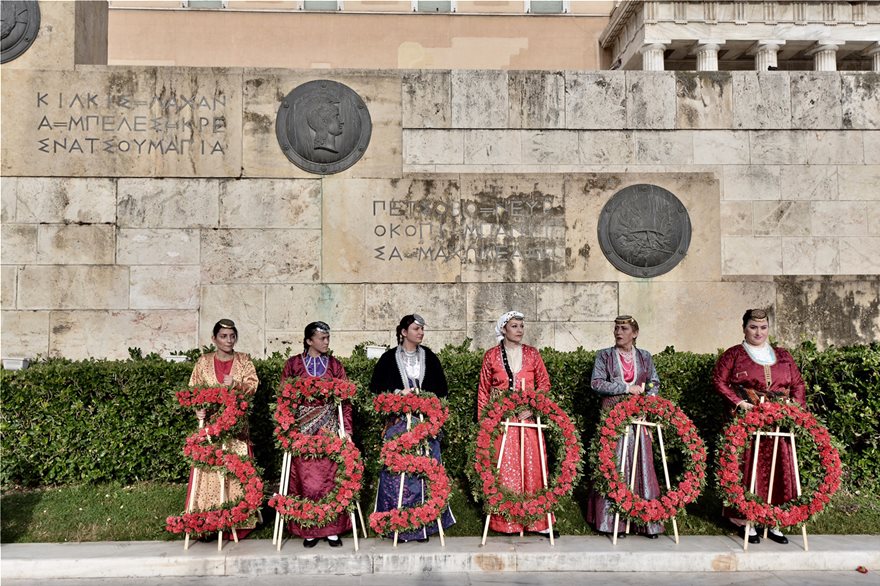 Φωτος: Αλλαγή φρουράς με ποντιακές στολές στον Άγνωστο Στρατιώτη - Φωτογραφία 10