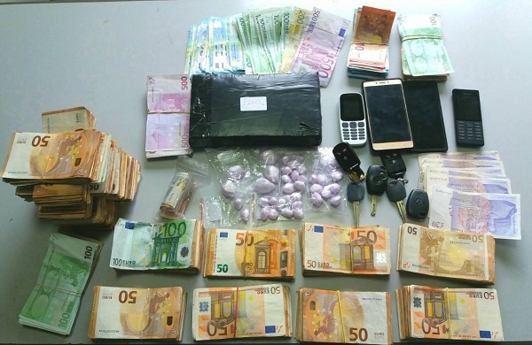 Χανιά: Τους έπιασαν με μεγάλη ποσότητα κοκαΐνης και χιλιάδες ευρώ - Φωτογραφία 1