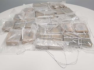 Θεσσαλονίκη: 20 δέματα με 16 κιλά κοκαΐνη εντόπισαν οι αστυνομικοί - Τρεις συλλήψεις - Φωτογραφία 2