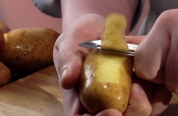 Μην πετάτε τις φλούδες από τις πατάτες – Δείτε γιατί! - Φωτογραφία 1