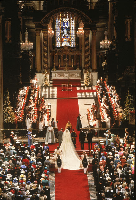 Οι αναποδιές στους βασιλικούς γάμους που άφησαν ιστορία -Νταϊάνα, Γουίλιαμ, Ελισάβετ [photos] - Φωτογραφία 2