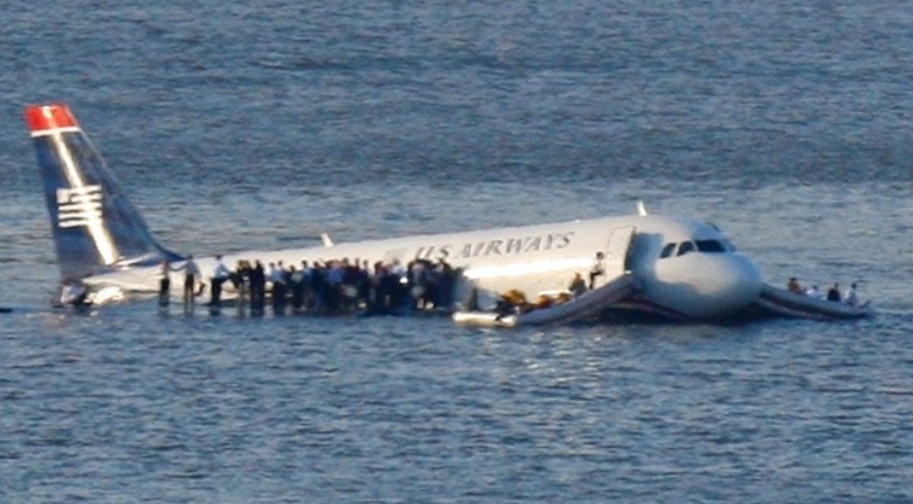 Πώς ο ήρωας πιλότος έσωσε 154 επιβάτες προσυδατώνοντας το αεροπλάνο της US Αirways στον ποταμό Χάντσον [video - photos] - Φωτογραφία 1