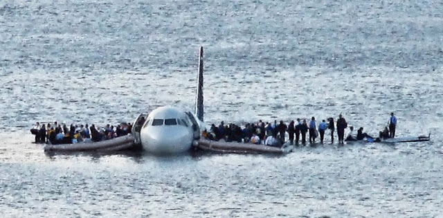 Πώς ο ήρωας πιλότος έσωσε 154 επιβάτες προσυδατώνοντας το αεροπλάνο της US Αirways στον ποταμό Χάντσον [video - photos] - Φωτογραφία 3