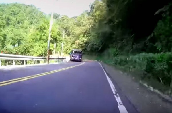 Φορτηγό στρίβει και γεμίζει το δρόμο καρπούζια... [video] - Φωτογραφία 1