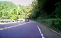 Φορτηγό στρίβει και γεμίζει το δρόμο καρπούζια... [video]