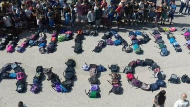 Συγκλόνισαν οι συμμαθητές της 14χρονης που έχασε τη μάχη με τη ζωή - Έγραψαν μήνυμα με τις σχολικές τους τσάντες - Μαργαρίτα αντίο... - Φωτογραφία 1