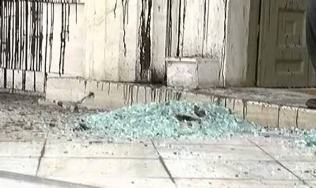 Εισβολή του Ρουβίκωνα στο ΣτΕ με μπογιές - Σπασμένα τζάμια και φθορές ο απολογισμός της επίθεσης [photos] - Φωτογραφία 3