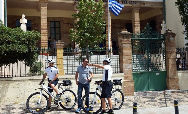 Επίσημη πρώτη των αστυνομικών με ποδήλατα σε Χίο και Μυτιλήνη (φωτό) - Φωτογραφία 1