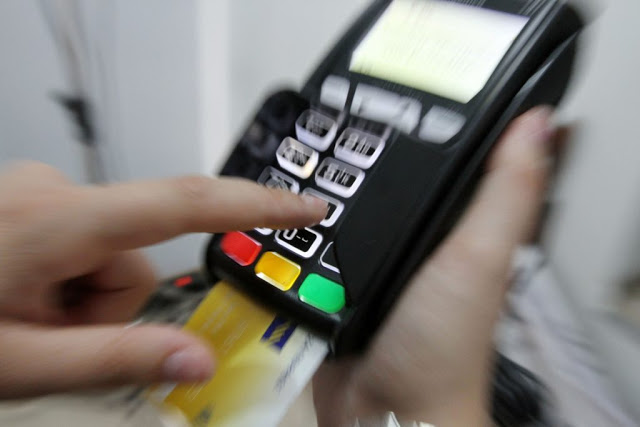 Τράπεζες: «Yποχρεωτική χρήση χρεωστικών καρτών για συναλλαγές άνω των 100 ευρώ» - Φωτογραφία 1