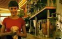 Για αυτό οι Έλληνες λατρεύουν τα όμορφα κορίτσια στις καφετέριες