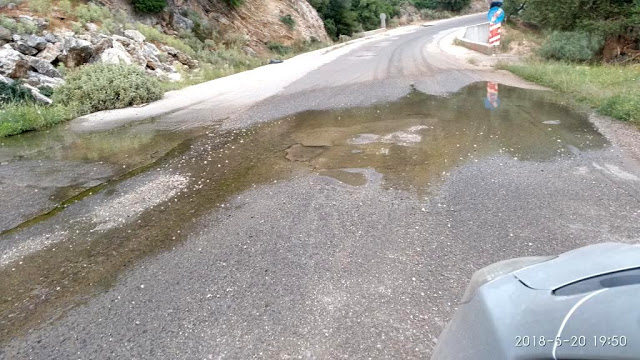 Πάνω από δύο μήνες τρέχει στο δρόμο πόσιμο νερό από το δίκτυο ύδρευσης του ΑΡΧΟΝΤΟΧΩΡΙΟΥ - Φωτογραφία 1