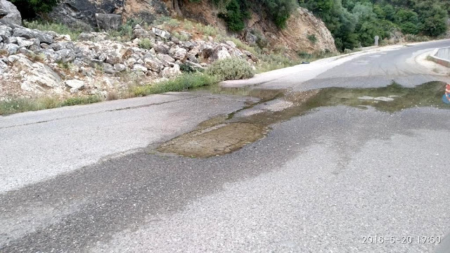 Πάνω από δύο μήνες τρέχει στο δρόμο πόσιμο νερό από το δίκτυο ύδρευσης του ΑΡΧΟΝΤΟΧΩΡΙΟΥ - Φωτογραφία 2