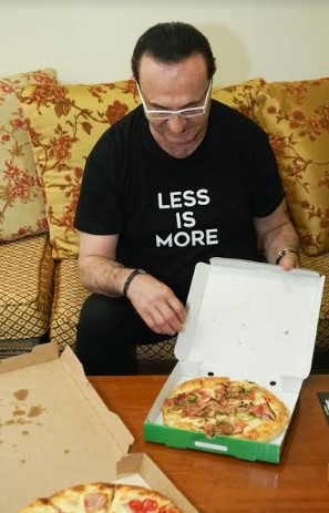 Fw: Η γευστική έκπληξη…με πίτσες, που δέχτηκε στο καμαρίνι του ο Λευτέρης Πανταζής [photos] - Φωτογραφία 2