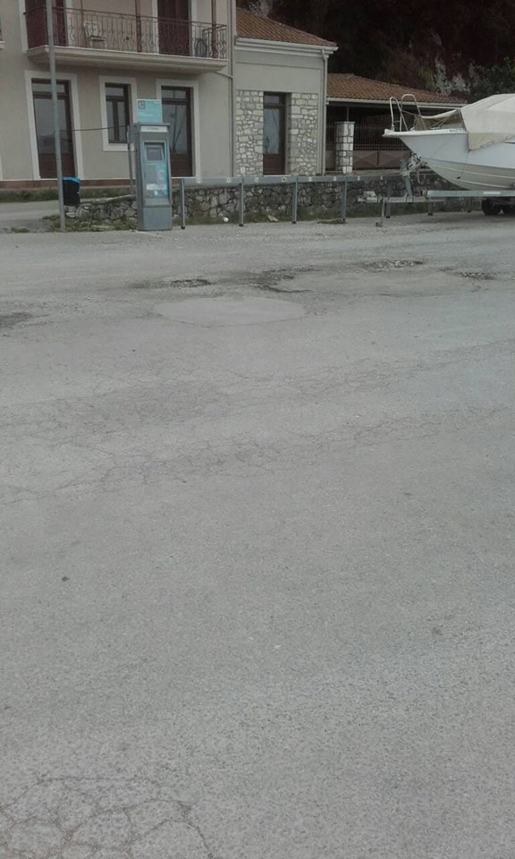 Λακκούβες και φθαρμένο οδόστρωμα στο Δημοτικό parking της ΒΟΝΙΤΣΑΣ (ΦΩΤΟ) - Φωτογραφία 8