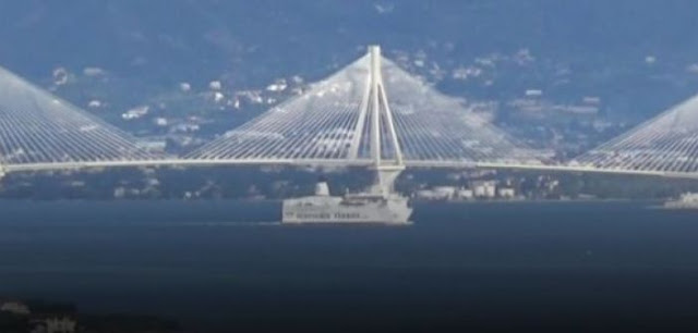Εντυπωσιακές εικόνες με τεράστιο πλοίο να περνά κάτω από τη Γέφυρα (ΔΕΙΤΕ VIDEO) - Φωτογραφία 1
