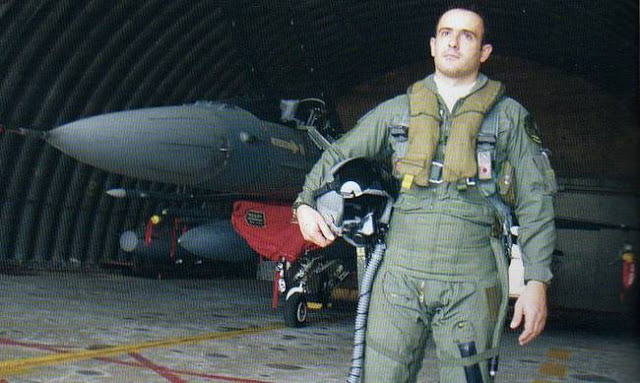 Δώδεκα χρόνια από τον θάνατο του ήρωα πιλότου Κώστα Ηλιάκη - Φωτογραφία 1