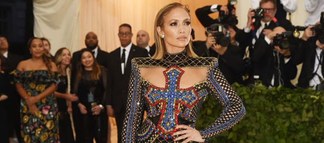 Στοιχηματίζουμε ότι δεν έχεις ξαναδεί μεγαλύτερο σκίσιμο σε φόρεμα από αυτό της Jennifer Lopez - Φωτογραφία 1