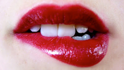 Τι να βάλετε στα ξηρά σας χείλη σας πριν το κόκκινο κραγιόν σας; - Φωτογραφία 1