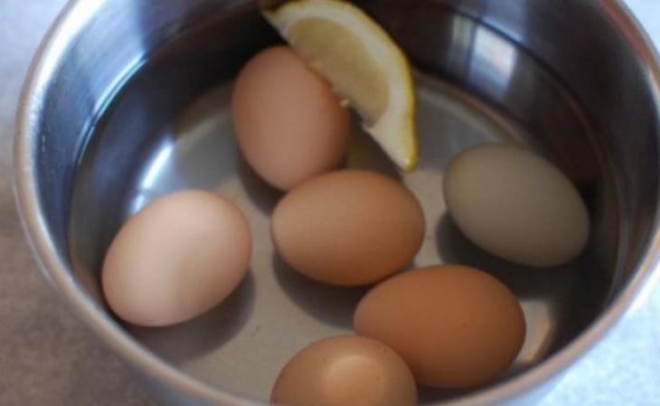 Βράζει αυγά και ρίχνει μέσα μια φέτα λεμόνι - Ο λόγος; Πανέξυπνος - Φωτογραφία 1
