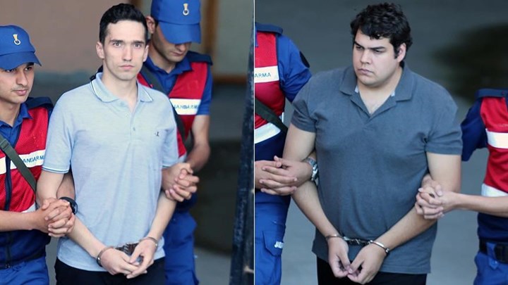 Νέες εικόνες από τους δύο Έλληνες στρατιωτικούς - Φορώντας χειροπέδες οδηγήθηκαν στο δικαστήριο - Φωτογραφία 1
