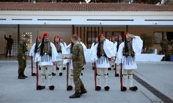 Οι θεϊκοί γίγαντες με τις φουστανέλες - Δείτε εικόνες από τα άδυτα της προεδρικής φρουράς... [photos] - Φωτογραφία 6