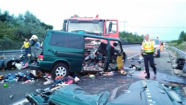 Βίντεο σοκ: Καρέ καρέ η σύγκρουση minibus με φορτηγό - Το μετέδιδε live στο Facebook ο ασυνείδητος οδηγός! - Φωτογραφία 1