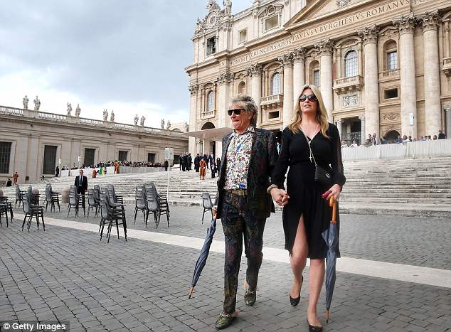 O τραγουδιστής-θρύλος Ροντ Στιούαρτ πήγε στο Βατικανό να ακούσει τον Πάπα με παντόφλες - Φωτογραφία 1