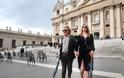 O τραγουδιστής-θρύλος Ροντ Στιούαρτ πήγε στο Βατικανό να ακούσει τον Πάπα με παντόφλες - Φωτογραφία 1