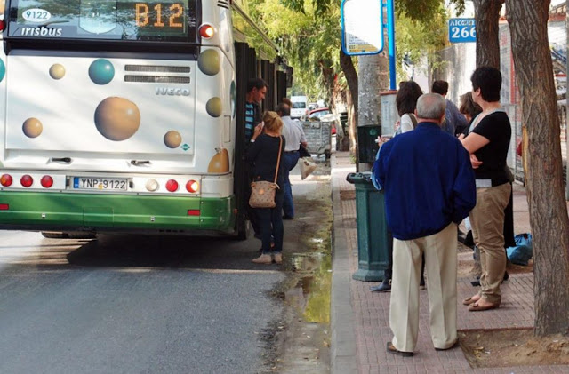 ΙΧ έπεσε σε στάση λεωφορείου στη Μεταμόρφωση-Τρεις τραυματίες, ο ένας σοβαρά - Φωτογραφία 1