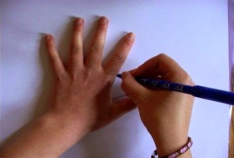 Αρχίζει να ζωγραφίζει το χέρι της με ένα στυλό - Σας μοιάζει βαρετό; Για δείτε το μέχρι το τέλος! [video] - Φωτογραφία 1
