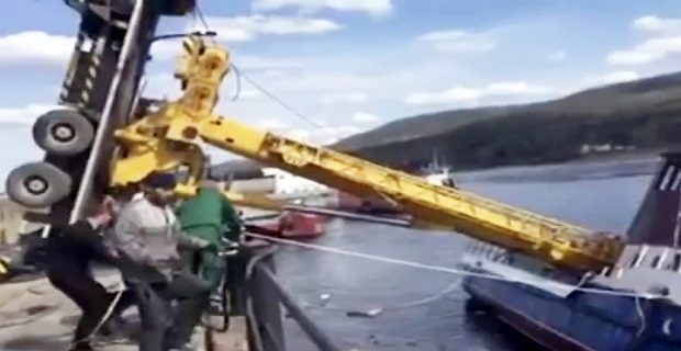 Βίντεο: Καταστροφική επιχείρηση ανύψωσης μεγάλου σκάφους από γερανό! - Φωτογραφία 1