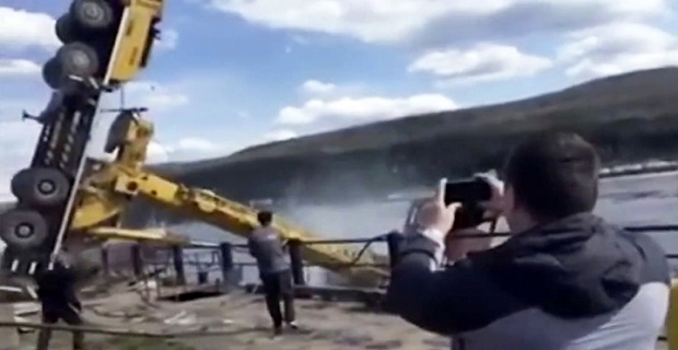 Βίντεο: Καταστροφική επιχείρηση ανύψωσης μεγάλου σκάφους από γερανό! - Φωτογραφία 2