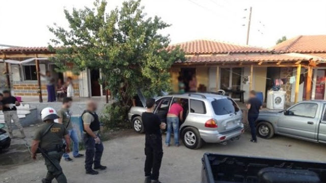 Αθίγγανοι επιτέθηκαν και τραυμάτισαν αστυνομικούς κατά την «επιχείρηση σκούπα» σε καταυλισμό της Θήβας- Έσπασαν περιπολικό - Φωτογραφία 1