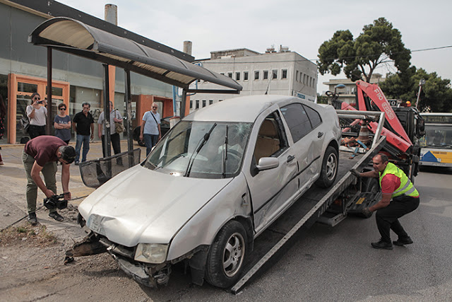 Απίστευτο τροχαίο: Αυτοκίνητο έπεσε σε στάση λεωφορείου – Ένας νεκρός! (ΦΩΤΟ & ΒΙΝΤΕΟ) - Φωτογραφία 1