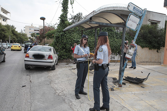 Απίστευτο τροχαίο: Αυτοκίνητο έπεσε σε στάση λεωφορείου – Ένας νεκρός! (ΦΩΤΟ & ΒΙΝΤΕΟ) - Φωτογραφία 3