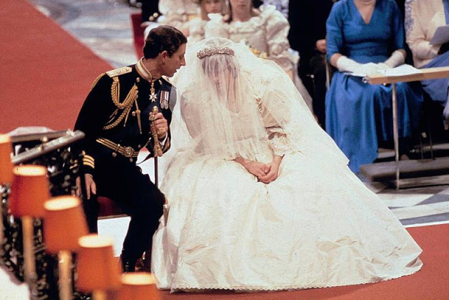 Πως η Πριγκίπισσα Νταϊάνα έζησε το χειρότερο εφιάλτη την ημέρα του γάμου της μέσα στο νυφικό της [video] - Φωτογραφία 3
