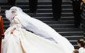 Πως η Πριγκίπισσα Νταϊάνα έζησε το χειρότερο εφιάλτη την ημέρα του γάμου της μέσα στο νυφικό της [video] - Φωτογραφία 2