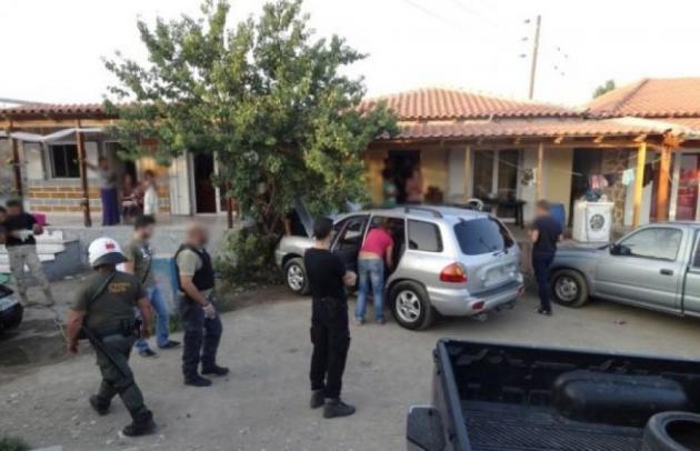 Θήβα: Αστυνομικοί καταγγέλλουν ότι τους δάγκωσαν και τους επιτέθηκαν με πέτρες σε καταυλισμό Ρομά - Φωτογραφία 1