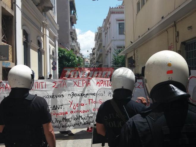 Πάτρα: Νέα διαμαρτυρία κατά των πλειστηριασμών - Ισχυρή η δύναμη της ΕΛ.ΑΣ στο κέντρο της πόλης - Φωτογραφία 5