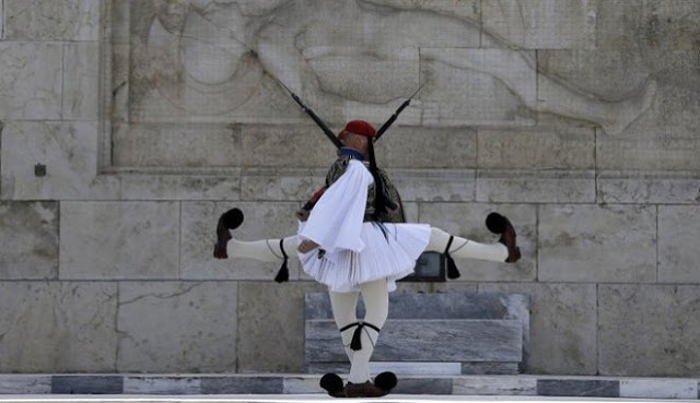 Εύζωνες: Το Associated Press αποθεώνει τους θεϊκούς γίγαντες με τις φουστανέλες - Φωτογραφία 1