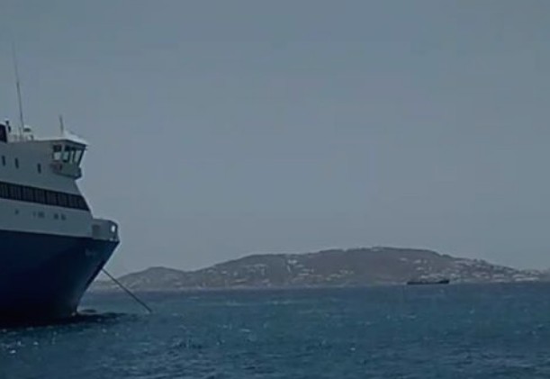 Smart πέφτει στο λιμάνι της Μυκόνου… και επιπλέει! [video] - Φωτογραφία 1