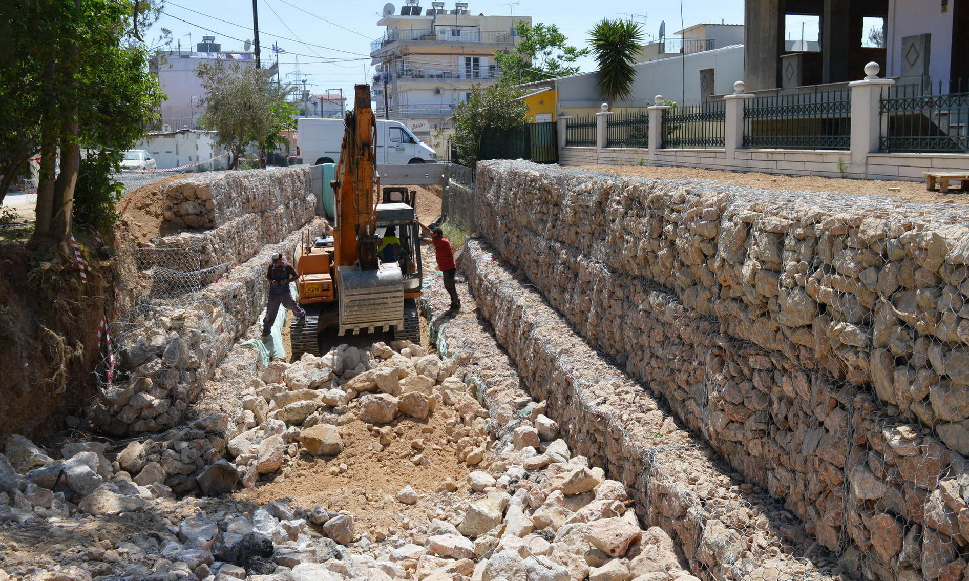 Ποιους ευνοεί αλλά κυρίως ποιους απειλεί η διακοπή εργασιών καθαρισμού και ενίσχυσης των πρανών ρεμάτων στον Κόκκινο Μύλο - Φωτογραφία 2