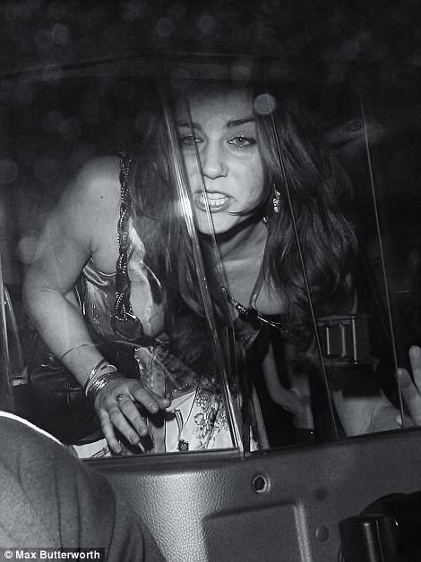 Διέρρευσαν φωτογραφίες της Kate Middleton μεθυσμένη – Σε τρυφερά τετ α τετ με γυναίκα - Φωτογραφία 2