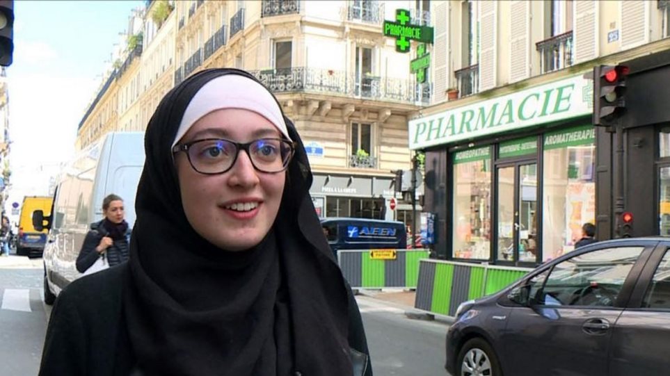 Το Charlie Hebdo παρουσιάζει ως μαϊμού τη φοιτήτρια του Πανεπιστημίου Σορβόννης που φόρεσε μαντίλα - Φωτογραφία 1