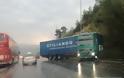 Θεσσαλονίκη: «Δίπλωσε» νταλίκα στο Δερβένι - Κυκλοφοριακό χάος στο σημείο