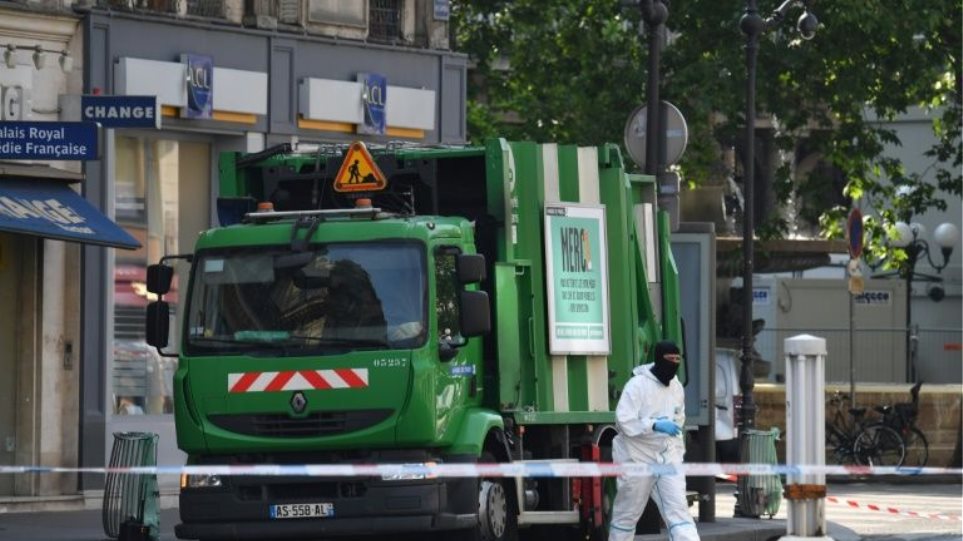 Γαλλία: Υπάλληλοι καθαριότητας έκλεψαν απορριμματοφόρο για να το αδειάσουν στο γραφείο του Μακρόν - Φωτογραφία 1